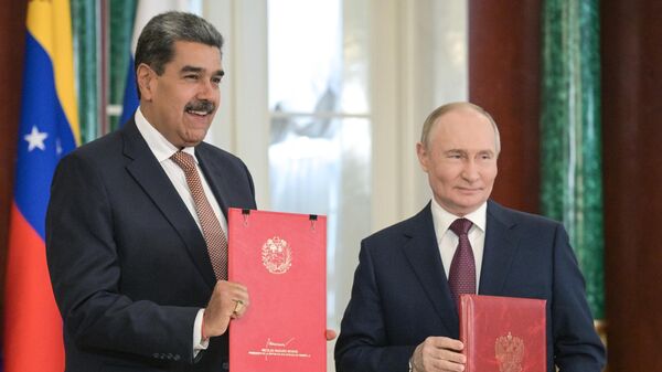 Президент РФ Владимир Путин и президент Венесуэлы Николас Мадуро во время подписания документов о сотрудничестве