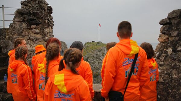 Артековцы водрузили копию Знамени Победы на скале Шаляпина в Крыму