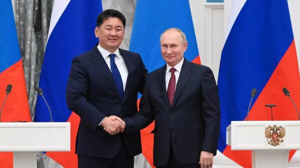 Президент РФ Владимир Путин и президент Монголии Ухнагийн Хурэлсух. Архивное фото