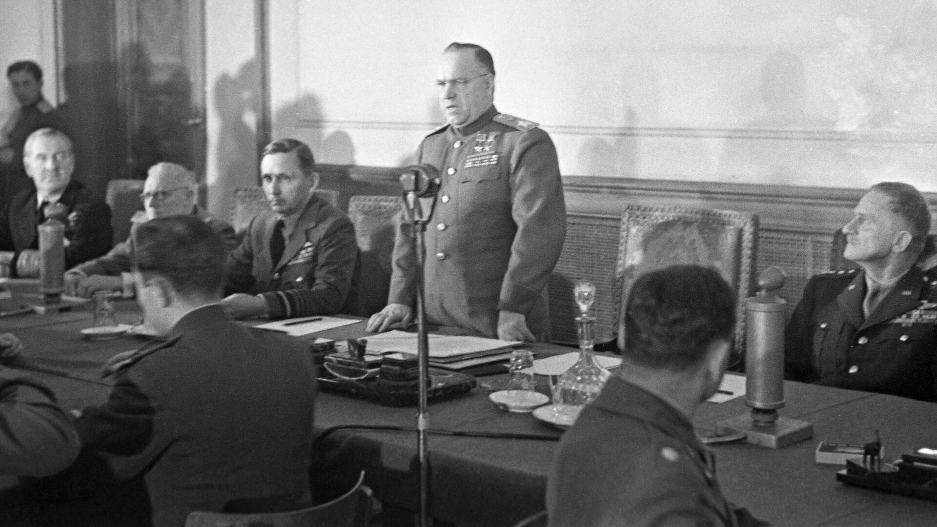 Церемония подписания Акта о безоговорочной капитуляции фашистской Германии Церемония подписания Акта о безоговорочной капитуляции фашистской Германии - РИА Новости, 1920, 09.05.2025