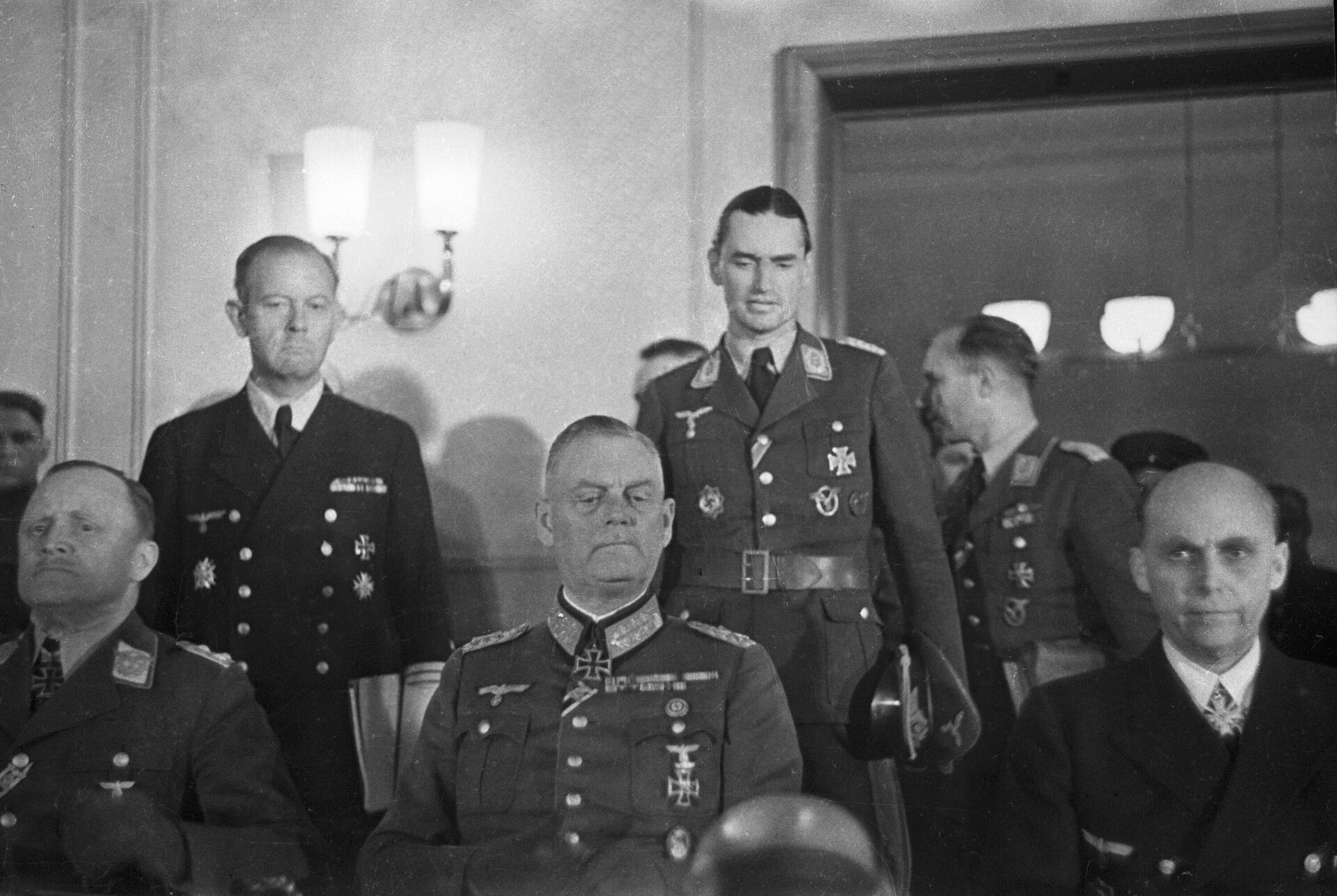 Германия, Карлсхорст. Представители немецкого командования во главе с генерал-фельдмаршалом Вильгельмом Кейтелем во время подписания акта о безоговорочной капитуляции Германии. Справа – генерал-адмирал Ганс-Георг фон Фридебург. Акт был подписан в 22 часа 43 минуты (по центрально-европейскому времени) 8 мая 1945 года (9 мая 0:43 по московскому времени). Германия, Карлсхорст. Представители немецкого командования во главе с генерал-фельдмаршалом Вильгельмом Кейтелем во время подписания акта о безоговорочной капитуляции Германии. Справа – генерал-адмирал Ганс-Георг фон Фридебург. Акт был подписан в 22 часа 43 минуты (по центрально-европейскому времени) 8 мая 1945 года (9 мая 0:43 по московскому времени). - РИА Новости, 1920, 08.05.2025
