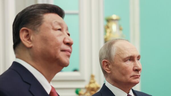 8 мая 2025. Президент РФ Владимир Путин и председатель КНР Си Цзиньпин (слева) после российско-китайских переговоров