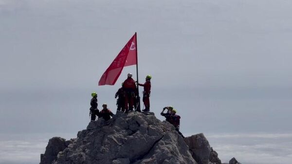 Крымские спасатели водрузили Знамя Победы на вершине Ай-Петри
 
