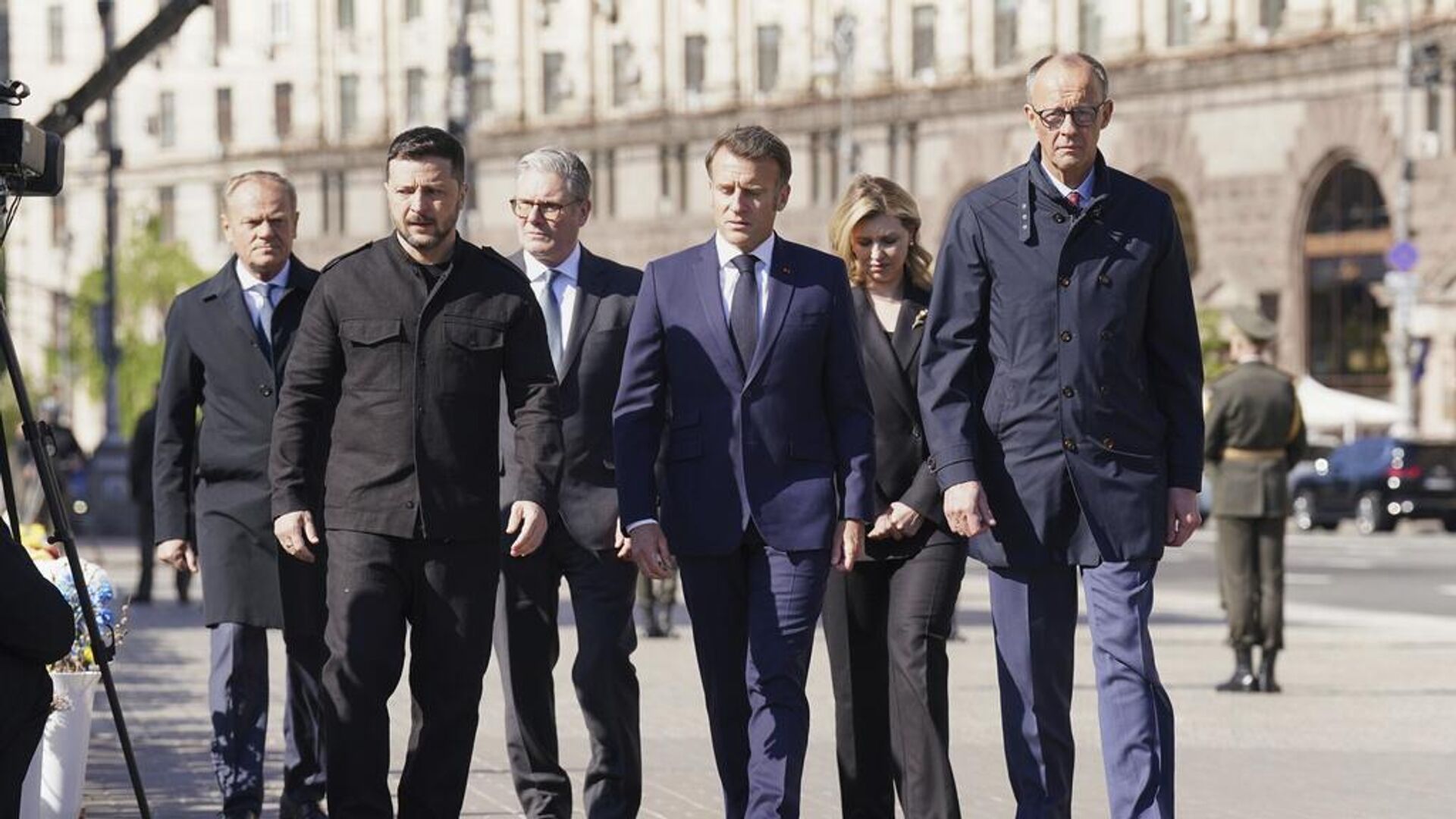Премьер-министр Польши Дональд Туск, Владимир Зеленский, премьер-министр Великобритании Кир Стармер, президент Франции Эмануэль Макрон, жена президента Украины Владимира Зеленского Елена Зеленская и канцлер Германии Фридрих Мерц на Майдане в Киеве, 10 мая 2025 года, во время встречи европейских лидеров для переговоров - РИА Новости, 1920, 10.05.2025