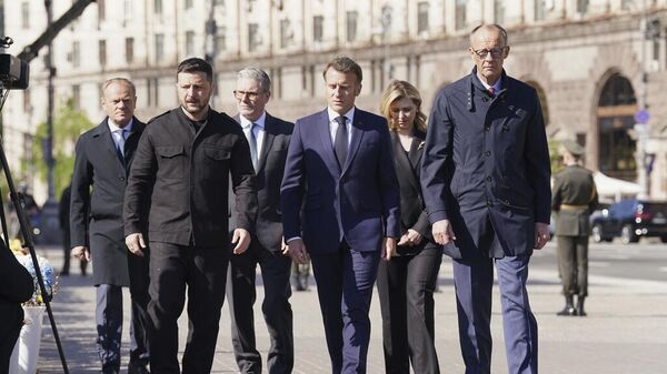 Премьер-министр Польши Дональд Туск, Владимир Зеленский, премьер-министр Великобритании Кир Стармер, президент Франции Эмануэль Макрон, жена президента Украины Владимира Зеленского Елена Зеленская и канцлер Германии Фридрих Мерц на Майдане в Киеве, 10 мая 2025 года, во время встречи европейских лидеров для переговоров