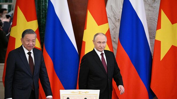 Президент РФ Владимир Путин и генеральный секретарь Коммунистической партии Вьетнама (КПВ) То Лам во время встречи