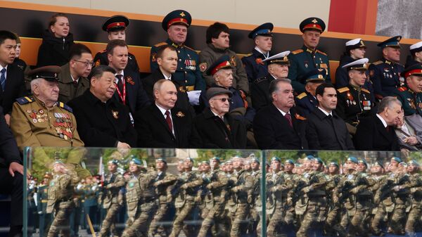 9 мая 2025. Президент РФ Владимир Путин и иностранные лидеры на Красной площади в Москве на военном параде, посвященном 80-летию Победы