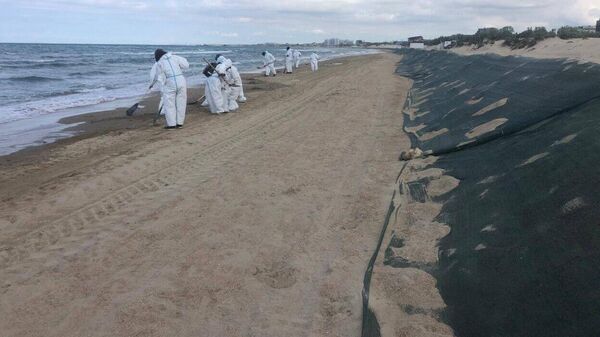 Новые пятна мазута обнаружили на пляже в Анапе Новые пятна мазута обнаружили на пляже в Анапе