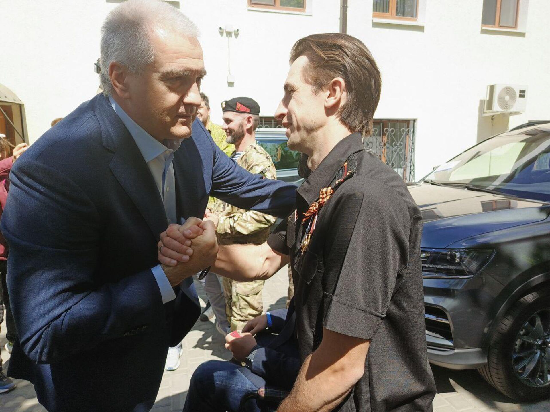 В Крыму три бойца СВО с ампутацией ног получили автомобили от фонда Защитники Отечества - РИА Новости, 1920, 15.05.2025