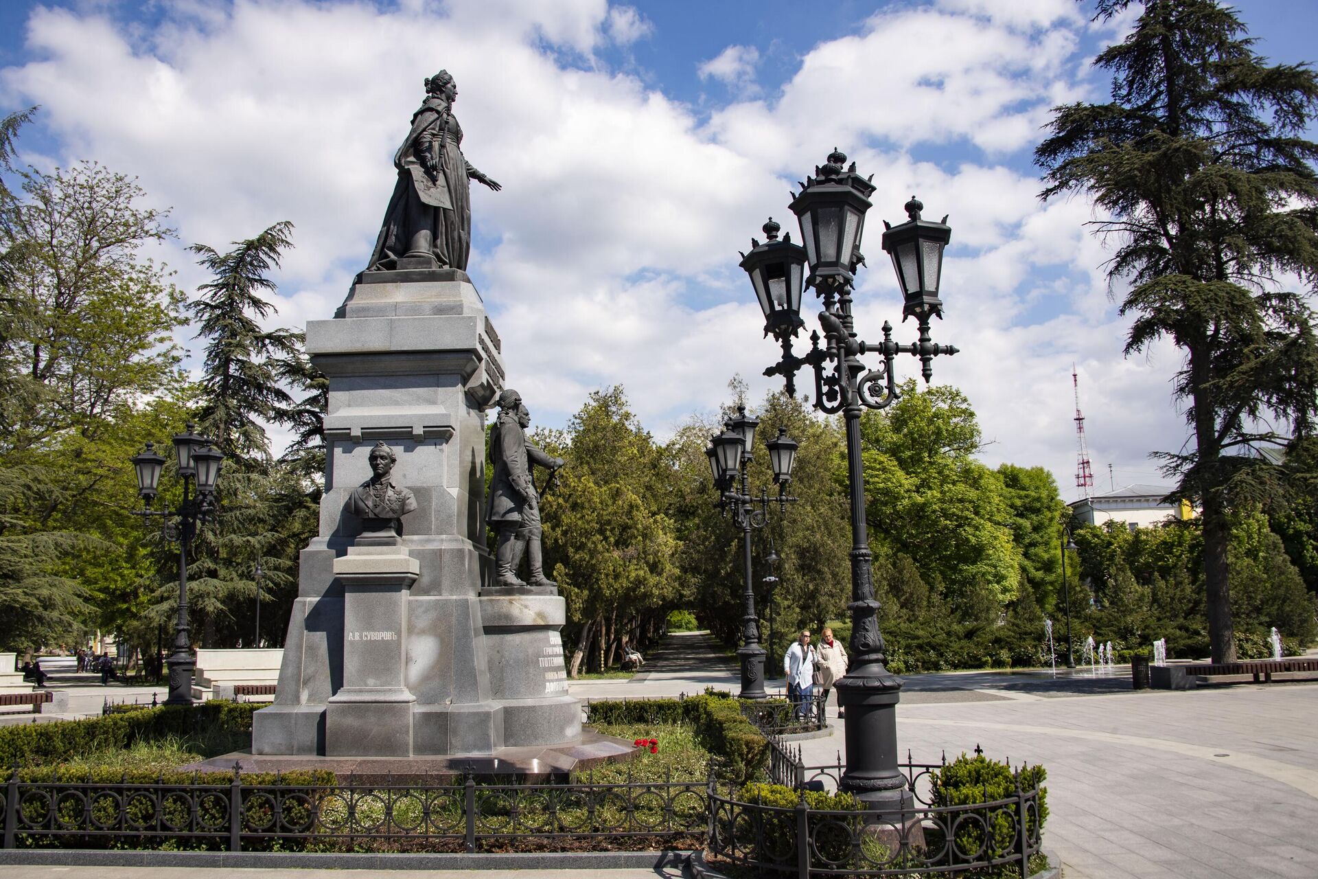 Памятник Екатерине II в Симферополе Памятник Екатерине II в Симферополе - РИА Новости, 1920, 17.05.2025