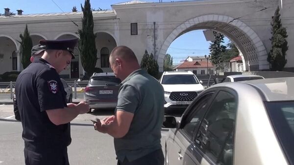 Проверка таксистов на железнодорожном вокзале в Симферополе