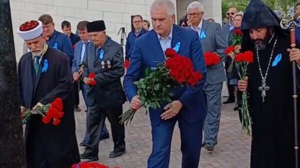 Возложение цветов к мемориалу на станции Сюрень Возложение цветов к мемориалу на станции Сюрень