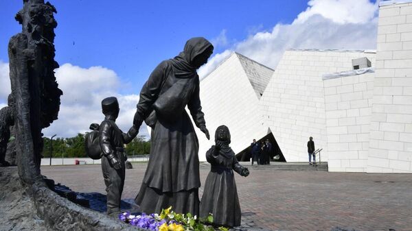 Возложение цветов к мемориалу на станции Сюрень Возложение цветов к мемориалу на станции Сюрень