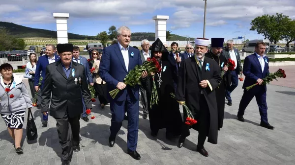 Возложение цветов к мемориалу на станции Сюрень