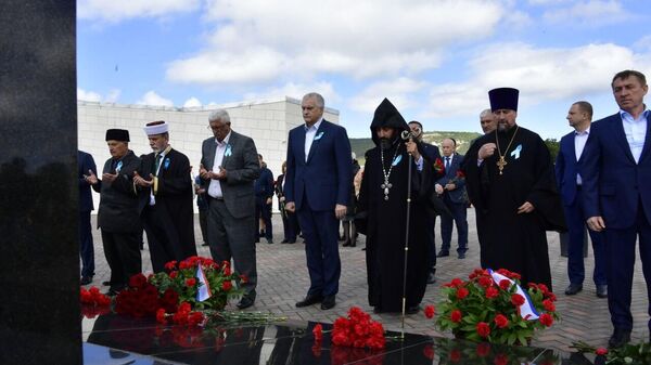 Возложение цветов к мемориалу на станции Сюрень Возложение цветов к мемориалу на станции Сюрень