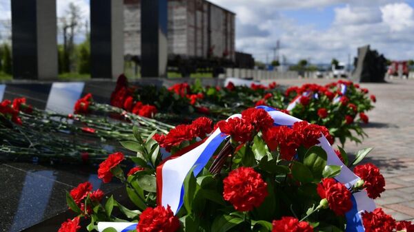 Возложение цветов к мемориалу на станции Сюрень Возложение цветов к мемориалу на станции Сюрень