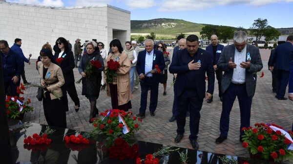 Возложение цветов к мемориалу на станции Сюрень Возложение цветов к мемориалу на станции Сюрень