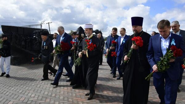 Возложение цветов к мемориалу на станции Сюрень Возложение цветов к мемориалу на станции Сюрень
