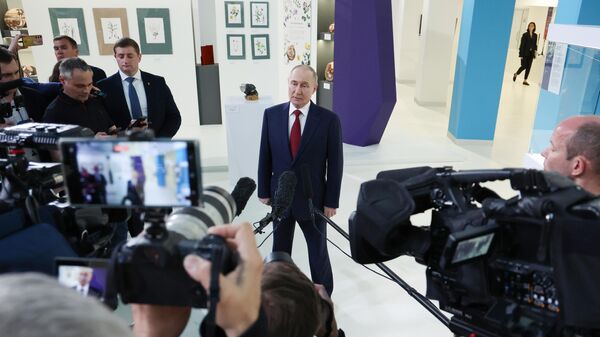 Президент РФ Владимир Путин выступает перед журналистами в образовательном центре Сириус после телефонного разговора с президентом США Дональдом Трампом