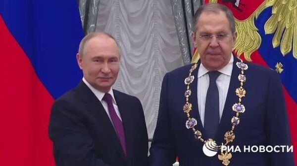Президент России Владимир Путин вручил главе МИД Сергею Лаврову высшую награду России - орден Святого Андрея Первозванного