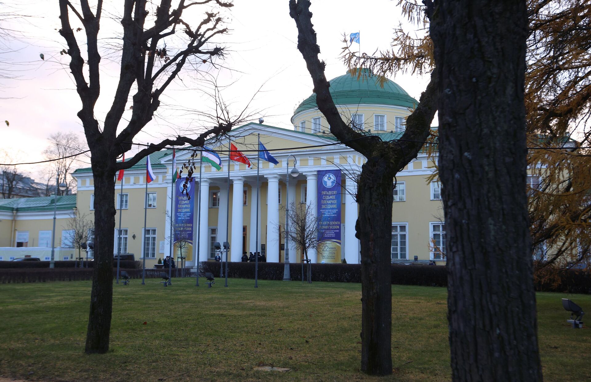 Таврический дворец, в Санкт-Петербурге - РИА Новости, 1920, 26.05.2025