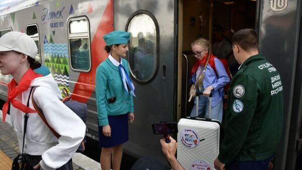 Артековцы на вокзале Симферополя