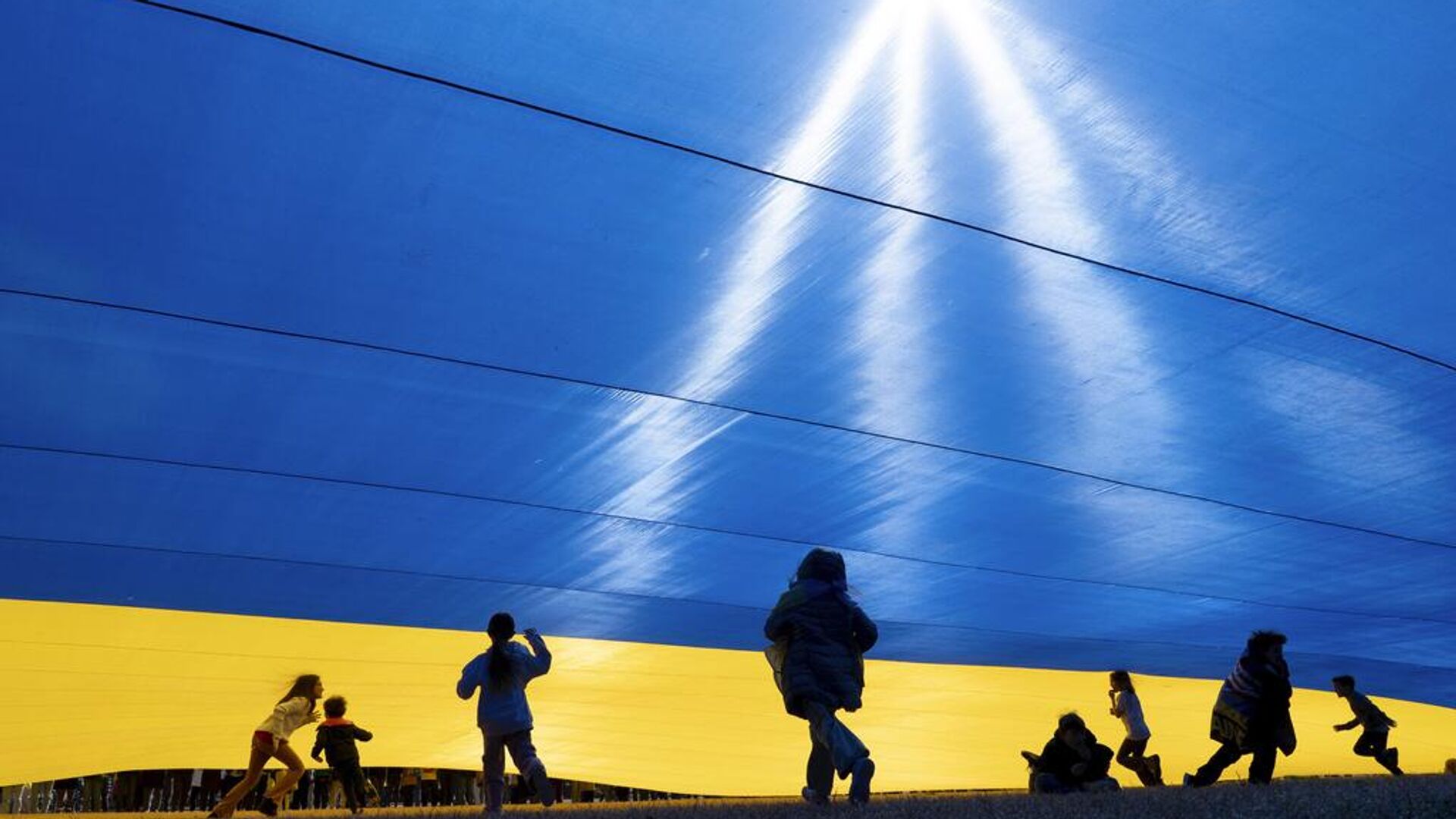 Дети играют под украинским флагом Дети играют под украинским флагом - РИА Новости, 1920, 30.05.2025