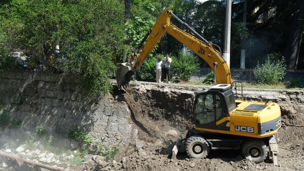 В парке в Ялте восстанавливают пострадавшие от потопа подпорные стены