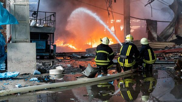 Украинские пожарные тушат возгорание после ударов