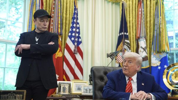 Президент Дональд Трамп с Илоном Маском в Овальном кабинете Белого дома