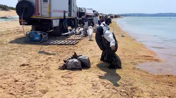 128 мешков мазута подняли со дна моря в Анапе