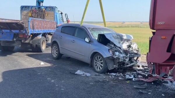 В Краснодарском крае в лобовом ДТП с грузовиком погиб пассажир иномарки и ранен водитель