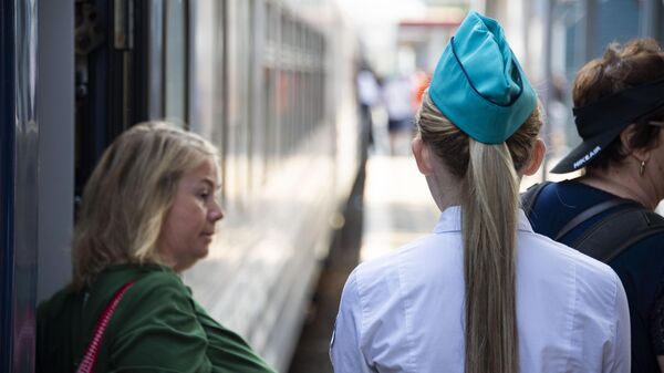 Прибытие поезда на вокзал Симферополя