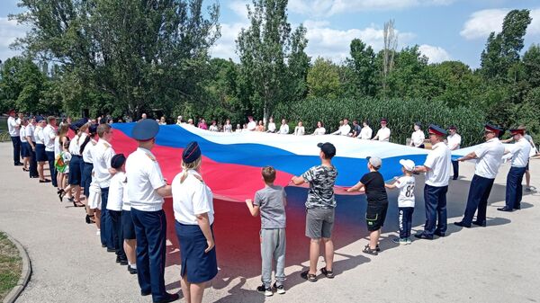 В Симферополе развернули 30-метровый триколор в честь Дня России
