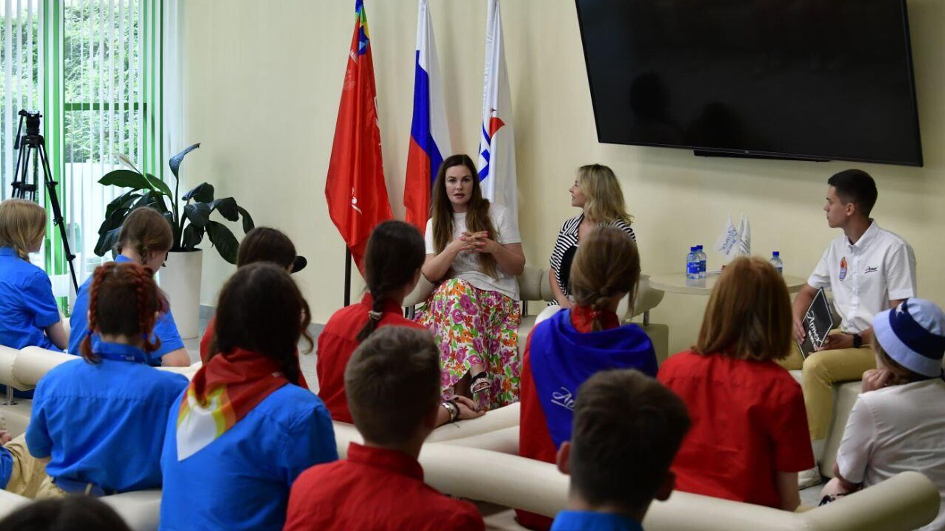 Телеведущая Первого канала Екатерина Андреева во время встречи с детьми в рамках международного фестиваля Пусть всегда будет солнце в Артеке Телеведущая Первого канала Екатерина Андреева во время встречи с детьми в рамках международного фестиваля Пусть всегда будет солнце в Артеке - РИА Новости, 1920, 12.06.2025