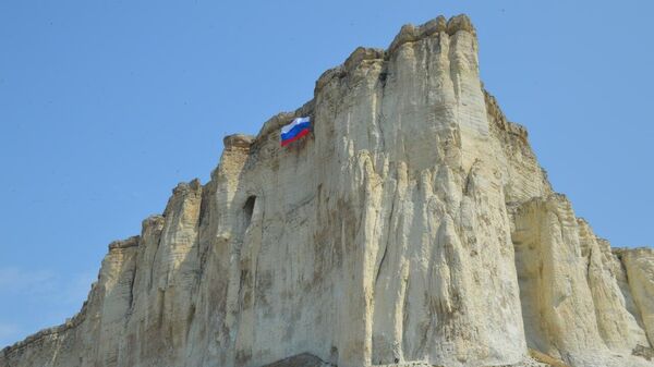 На Белой скале в Крыму развернули флаг в честь Дня России