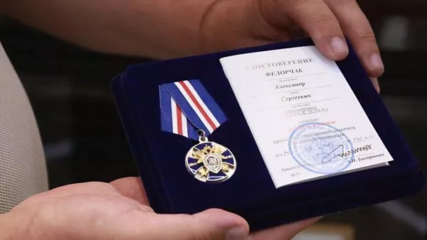 По поручению Председателя Следственного комитета России в Крыму передана ведомственная медаль родителям погибшего корреспондента МИЦ Известия Александра Федорчака