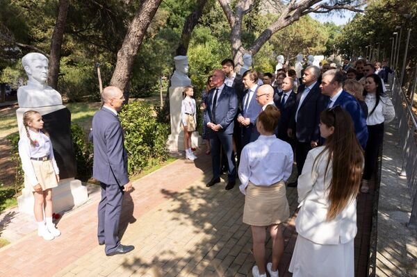 Возложение цветов к Мемориалу Славы на Аллее Героев в Артеке
