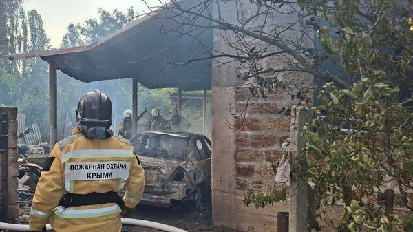 В селе Богатое в Крыму сгорели частный дом и автомобиль