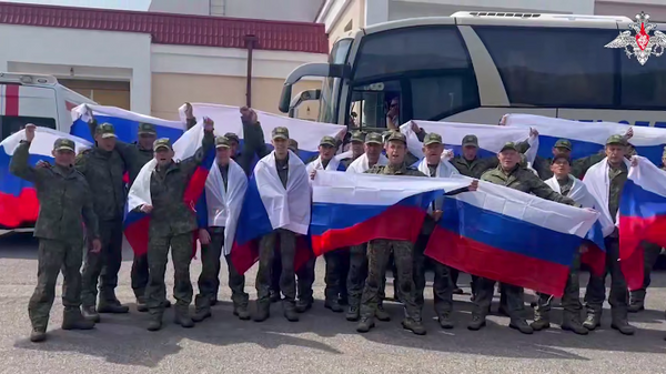 Группа российский военных возвращена из украинского плена Группа российский военных возвращена из украинского плена