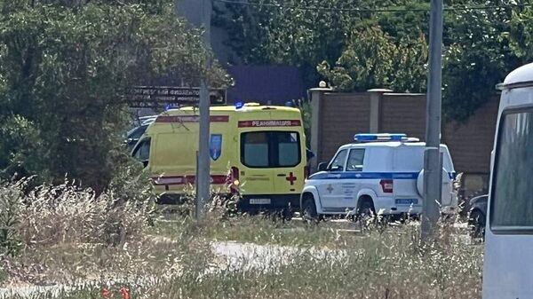 Машины скорой помощи и полиции в Севастополе на месте нападения на женщину