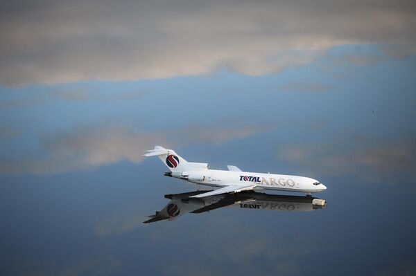 Самолет на взлетной полосе затопленного аэропорта
