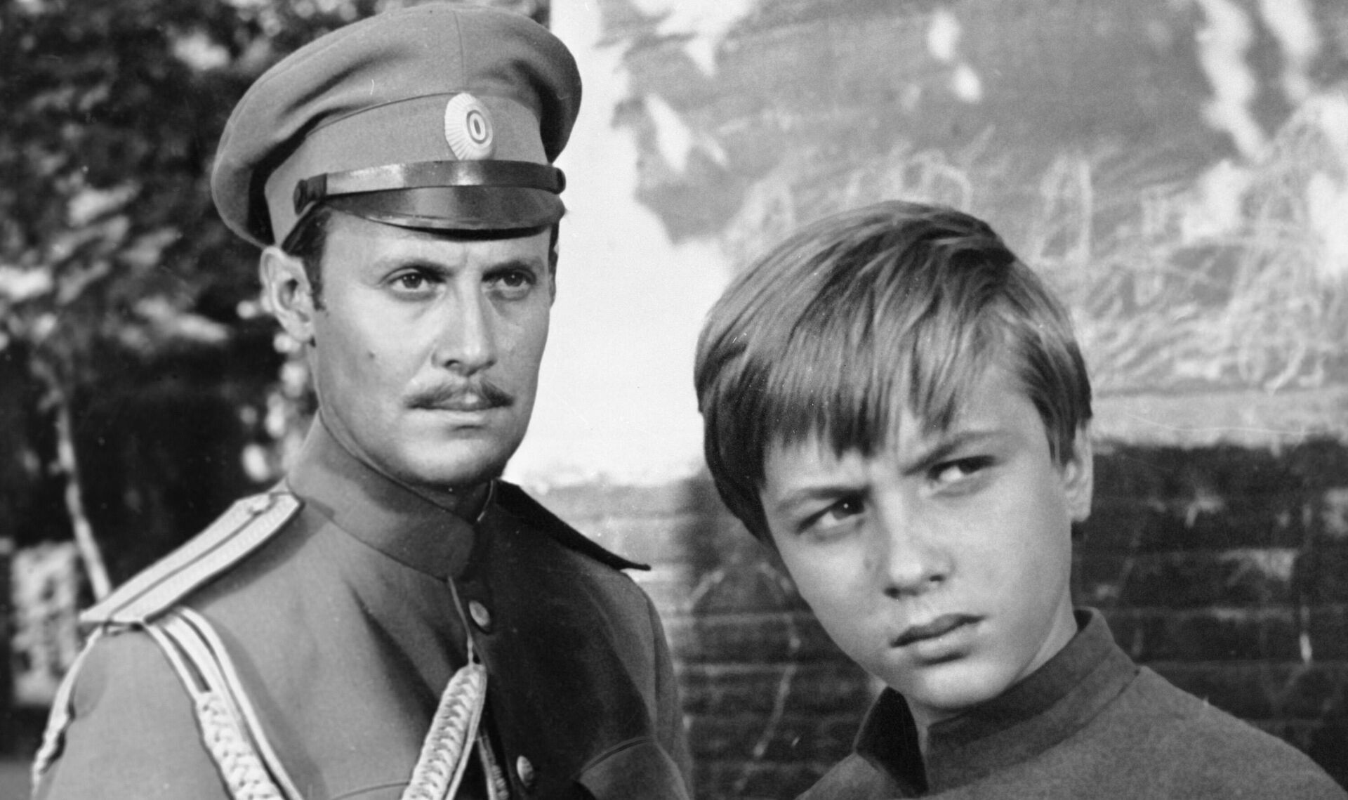 Актер Юрий Соломин в роли Кольцова (слева) и московский школьник Саша Милокостный в роли Юры в телевизионном художественном фильме Евгения Ташкова Адъютант его превосходительства - РИА Новости, 1920, 18.06.2025
