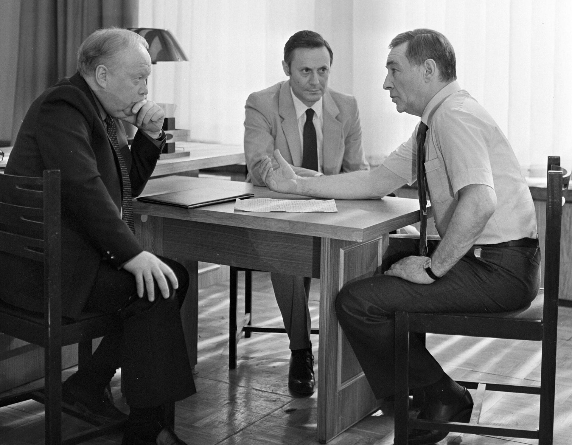 Народный артист СССР Вячеслав Тихонов (справа) в роли генерала Константинова, народный артист РСФСР Юрий Соломин (в центре) в роли полковника Славина, Николай Засухин в роли Павла Макарова в фильме ТАСС уполномочен заявить - РИА Новости, 1920, 18.06.2025