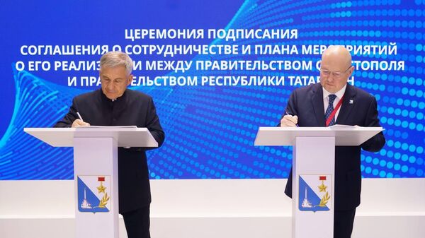 Губернатор Севастополя Михаил Развожаев и глава Татарстана Рустам Минниханов на ПМЭФ-2025