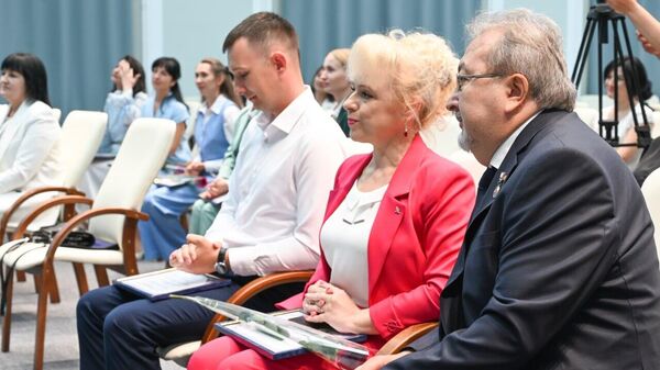Аксенов вручил награды крымским педагогам