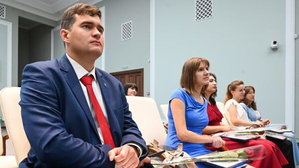 Аксенов вручил награды крымским педагогам