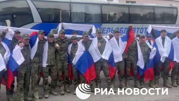 Возвращение из плена российских бойцов Возвращение из плена российских бойцов