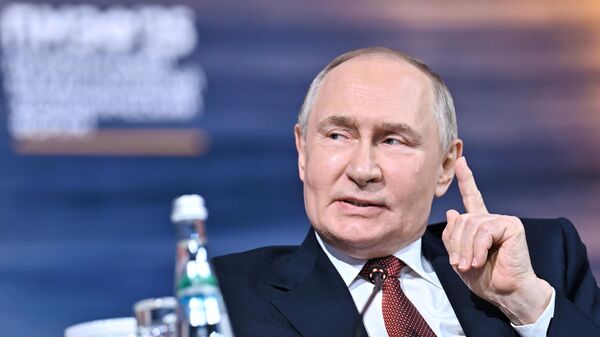 Президент РФ Владимир Путин на пленарном заседании ПМЭФ-2025