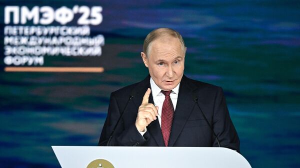 Президент РФ Владимир Путин на пленарном заседании ПМЭФ-2025
